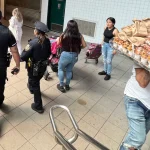 Un aumento de vendedores ambulantes en calles y el metro levanta quejas desde una orilla y clamor de apoyo desde la otra