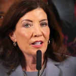 Kathy Hochul y el Departamento del Interior se reunirán para discutir sobre espacios para albergar a los migrantes