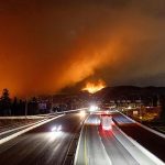 Declararon estado de emergencia en el oeste de Canadá ante el crecimiento de los incendios forestales: Van miles de evacuados