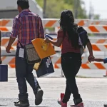 En visita a Nueva York gobernador de Texas pide a demócratas locales presionar a Biden para detener flujo de inmigrantes y los vinculó a crisis de fentanilo