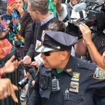 Casi termina en pelea entre inmigrantes y protestantes, visita de delegación de congresistas a un hotel-refugio de Manhattan