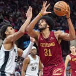 Jarrett Allen logro séptimo doble-doble en fila en victoria de Cavaliers 117-115 sobre Spurs