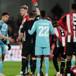 La peculiar tarjeta roja redonda que sacó un árbitro en el partido entre Brentford y Wolverhampton