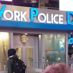 Un adolescente acuchillado por la espalda afuera de refugio de migrantes en Times Square