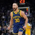 Curry suma 32 puntos; Warriors aprovechan ausencia de LeBron y derrotan a Lakers