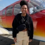 Conoce la piloto más joven de Nueva York: aprendió a manejar un avión antes que un auto