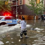 Lluvias récord dejan autos inundados, viajeros atrapados y vuelos cancelados en NY