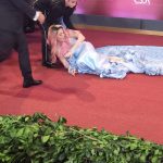 Karen Yapoort se cae pero con estilo en la alfombra roja: Premios Soberano 2024