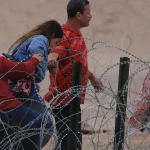 Migrantes clavarán una cruz en la frontera de Texas con México durante un viacrucis