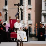 Papa Francisco visita Venecia en su primer viaje en siete meses