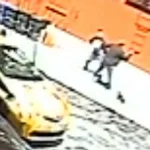 Un hombre corta a una víctima con un cuchillo en una acera de NYC con un perrito a mano