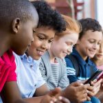 Nueva York planea una ley para limitar el adictivo algoritmo de las redes para los menores