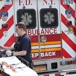 Paramédico latino robó a paciente en ambulancia sin saber que era policía: Nueva York