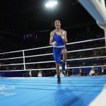 Khelif, boxeadora argelina rodeada por la controversia, se instala en el combate por el oro olímpico