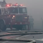 Un incendio masivo destruyó siete casas en Queens mientras deja 14 heridos