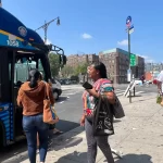 “El sol nos quema”: el drama de pasajeros en paradas de autobuses sin marquesina en New York