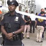 Fiscalía estatal de NY sigue investigación por muerte de dominicano ultimado por policía en Queens después que asesinara a su medio hermano y apuñalara la madre