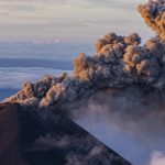 Escaladores lograron escapar cuando un volcán en Indonesia hizo erupción