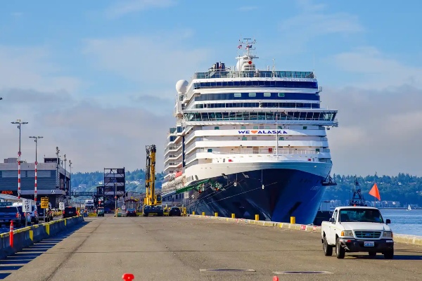 holland-america-line-ship-port-of-seattle-eurodam