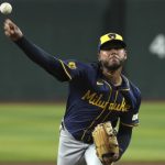 Hoskins y Peralta conducen Cerveceros a vencer Diamondback