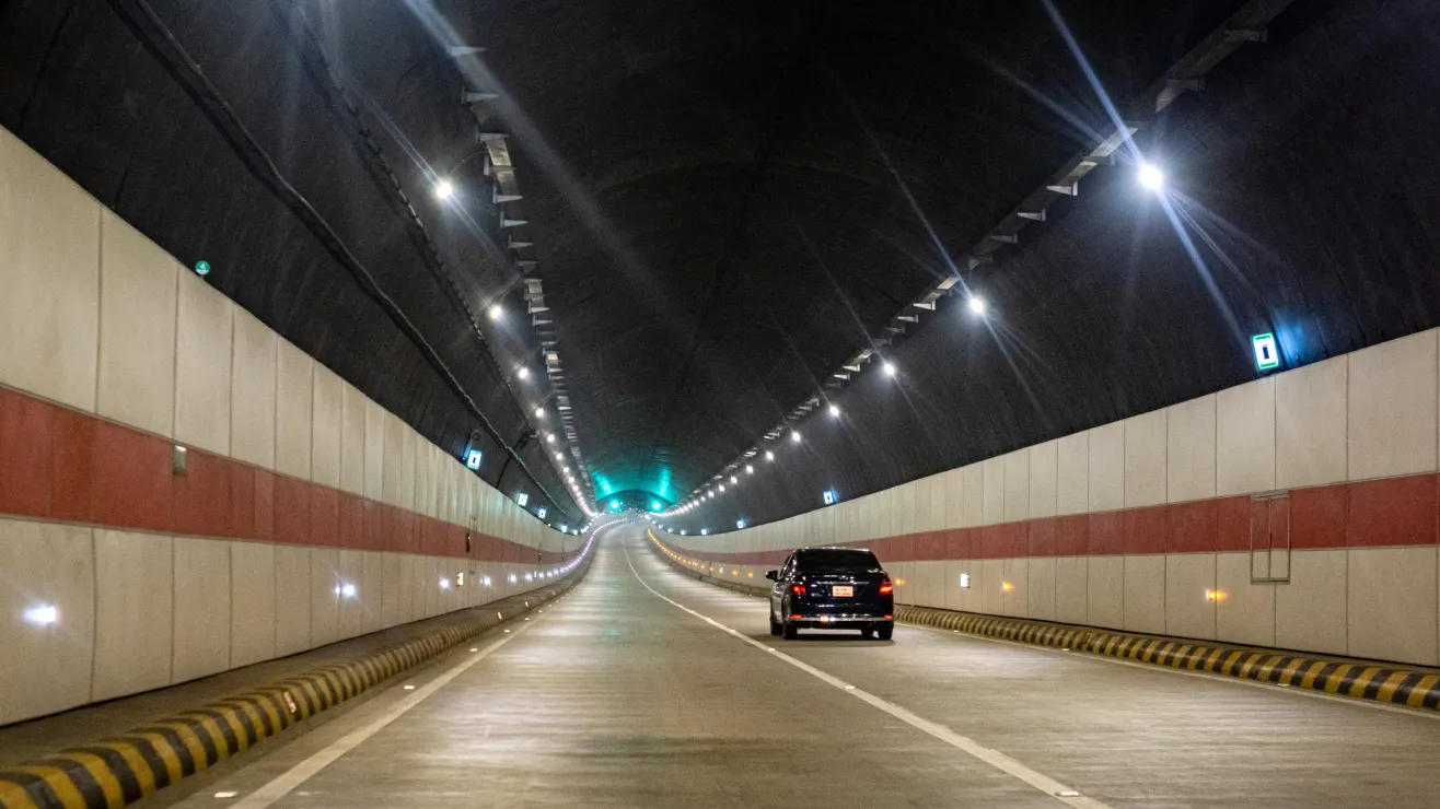 El-tunel-submarino-mas-grande-del-mundo-esta-en-marcha-donde-esta-y-cuantas-millas-tendra-shutterstock_2385380005