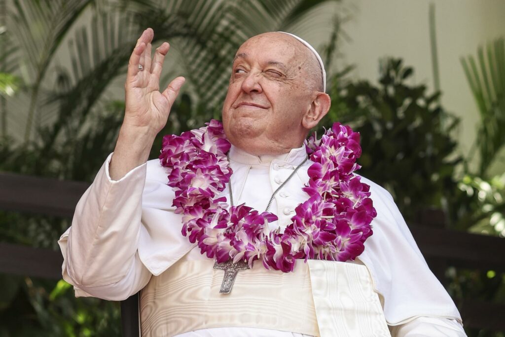 El Papa Francisco saluda a su llegada a un encuentro interreligioso con jóvenes en el Catholic Junior College de Singapur, el 13 de septiembre de 2024. EFE/EPA/ HOW Hwee Young