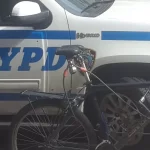 Horror a plena luz en Queens, NY: hombre acuchillado dentro de auto por negar un cigarrillo