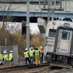 Una persona fallece y 20 resultan heridas tras la caída de un árbol sobre un tren en movimiento en Nueva Jersey.