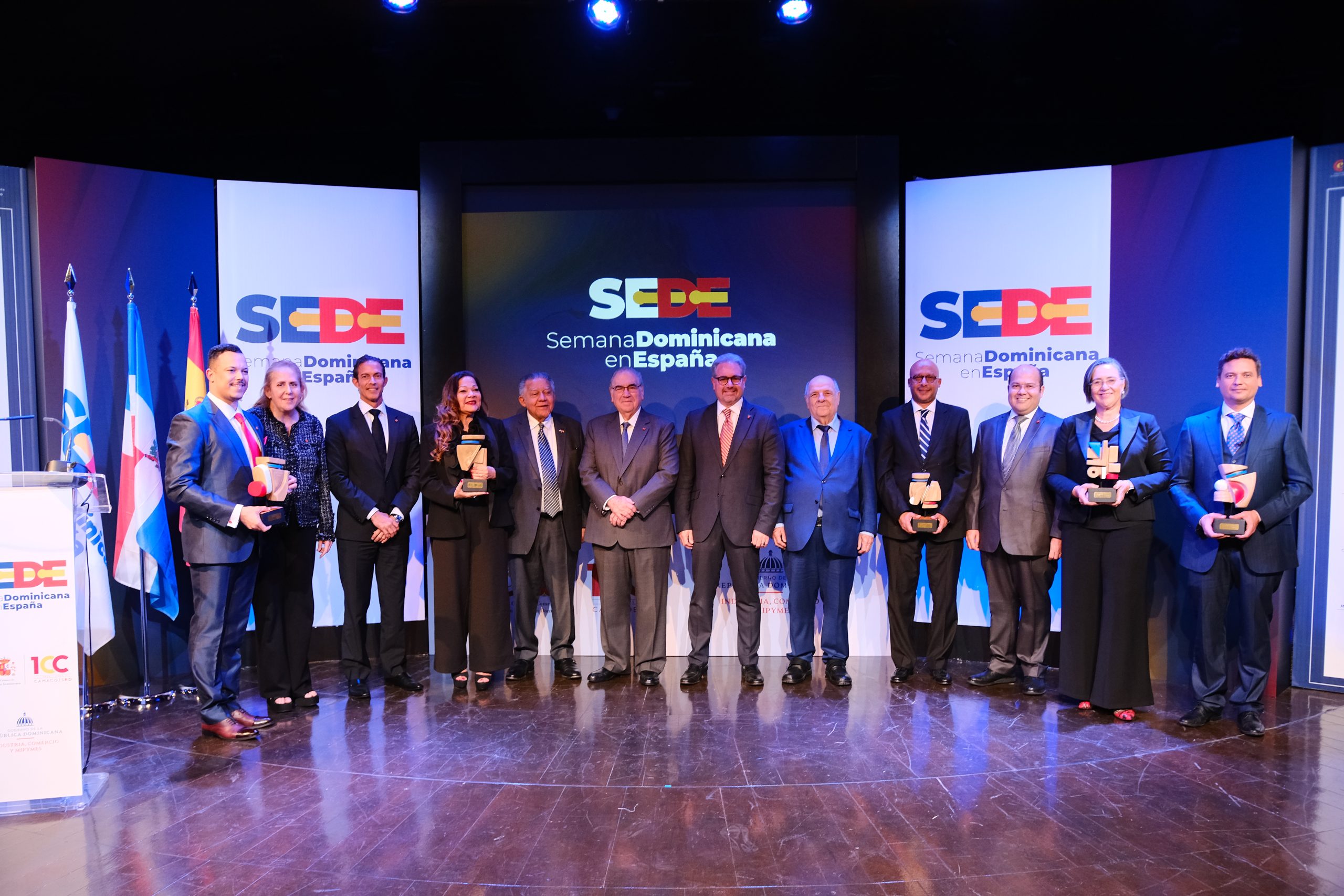 premiados-diaspora-y-equipo-SEDE-scaled