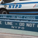 Un pistolero deja escopeta en calle de Nueva York tras matar a hombre a plena luz