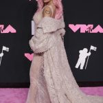 Karol G hará gala benéfica en Miami para apoyar que mujeres persigan sus sueños