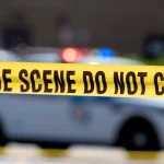 Encuentran a paciente boca abajo en charco de sangre tras apuñalamiento fatal en centro psiquiátrico de Queens