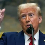 Trump firma una orden para eliminar fondos federales a escuelas que enseñan teorías de género y raza