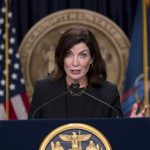 Hochul propone prohibir teléfonos en escuelas a partir del próximo año escolar