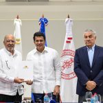 Ministro de Turismo David Collado Entrega un Millón de Dólares para Investigación sobre el Sargazo