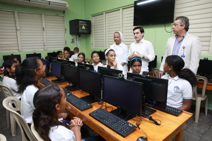 INDOTEL-inaugura-laboratorio-informatico-en-escuela-Cristo-Rey-para-500-estudiantes-728x485