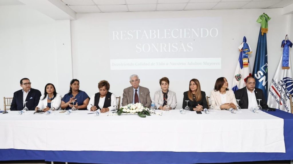 Servicio-Nacional-de-Salud-devuelve-sonrisa-a-134-adultos-mayores-de-SDE