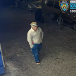 Sospechoso pone pañuelo en boca de mujer, la empuja y trata de violarla en Queens