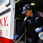 Camioneta de USPS arrolla a anciana de 94 años en Queens