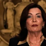 Hochul Critica al DOGE y Ofrece Apoyo a Empleados Federales Despedidos