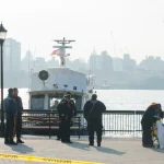 Hallazgo Macabro en Queens: Mujer Encontrada Flotando en el East River