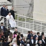 El Papa Francisco en Silla de Ruedas de la Basílica de San Pedro del Vaticano