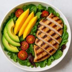 Ensalada Fresca de Pollo con Mango y Aguacate