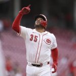 José Trevino y Spencer Steer Lideran la Victoria de los Rojos sobre los Cardenales