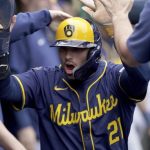 Durbin y Turang conectan dobles en la octava para victoria de Cerveceros