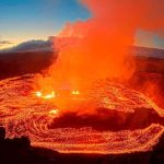 El volcán Kilauea en Hawái entra en erupción con fuentes de lava de 300 metros de altura