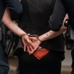 Exusuario vetado de gimnasio de NYC esperó a que abriera para apuñalar a un cliente, según fiscal