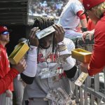 Elly De La Cruz rinde homenaje a su hermana con un jonrón