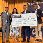Concejal Eric Dinowitz y el asambleísta George Álvarez celebran la graduación de 5to grado de la Escuela Pública 8 (PS 8)