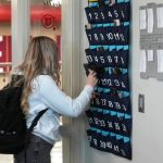 Nueva York prohíbe el uso de teléfonos inteligentes en escuelas para el próximo año escolar